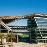 Levi's Stadium — Ou la Suisse Débute son Mondial 2026 Levi's Stadium de Santa Clara où se joue Qatar vs Suisse au Mondial 2026 Le 13 juin 2026 à 21h00 heure suisse, la Nati entrera sur la pelouse du Levi's Stadium de Santa Clara, en plein coeur de la Silicon Valley, pour affronter le Qatar dans son premier match du Mondial. Ce stade de 68 500 places, domicile des San Francisco 49ers en NFL, sera le theatre du bapteme du feu de la Suisse dans la plus grande Coupe du Monde de l'histoire. Pour les parieurs romands, ce premier match à une importance disproportionnee : il fixé le ton de toute la phase de groupes et conditionne les marchés de cotes pour les deux rencontres suivantes. Le Levi's Stadium : fiche technique et spécificités Un stade de football americain transformé en arene de football mondial — le concept semble inconfortable, mais le Levi's Stadium fait partie des enceintes les mieux adaptées pour ce double usage aux États-Unis. Inaugure en 2014 pour un coût de 1.3 milliard de dollars, ce stade est le joyau technologique de la NFL : toit partiel qui couvre le cote ouest des tribunes, panneaux solaires integres qui produisent assez d'électricité pour alimenter tous les matchs à domicile des 49ers, et un réseau Wi-Fi dimensionné pour 68 500 utilisateurs simultanees. La capacite pour le Mondial 2026 sera de 68 500 places, ce qui en fait un stade de taille moyenne dans le panorama du tournoi. La pelouse naturelle, installée sur un système de plateaux amovibles qui permettent de la cultiver en plein soleil à l'exterieur du stade puis de la rentrer les jours de match, repond aux exigences de la FIFA en matiere de qualité de terrain. Les dimensions du terrain de jeu sont conformes aux standards internationaux (105 x 68 metres), et les lignes seront tracees spécifiquement pour le football, effacant toute trace du gridiron americain. Les tribunes, inclinees à 34 degrés, offrent une visibilite excellente depuis toutes les places, y compris les niveaux supérieurs. Le climat de Santa Clara en juin est l'un des plus agreables de tout le tournoi. Contrairement à la chaleur humide de Miami ou Houston, la Silicon Valley bénéficie d'un climat méditerranéen sec et tempéré : des températures entre 22 et 28 degrés en journee, une brise marine rafraichissante en fin d'après-midi, et une humidité modérée autour de 40 à 50%. Pour un match programmé à 15h00 heure locale, les conditions seront proches de l'ideal pour le football europeen. Ce facteur climatique est rarement pris en compte dans les analyses de paris, mais il avantage les équipes habituees aux conditions temperees — la Suisse, en l'occurrence, jouera dans un environnement proche de ce qu'elle connaît en ete a Berne ou a Bale. Qatar vs Suisse au Levi's Stadium : l'enjeu du premier match J'ai analyse 48 premiers matchs de phase de groupes lors des trois derniers Mondiaux (2014, 2018, 2022), et une tendance se degage nettement : les équipes qui gagnent leur premier match se qualifient pour le tour suivant dans 82% des cas. A l'inverse, celles qui perdent leur entrée en matiere ne passent que dans 28% des cas. Le premier match n'est pas un match comme les autres — il installe une dynamique psychologique et mathematique qui conditionne tout le reste du parcours. Pour la Suisse, affronter le Qatar au Levi's Stadium est un tirage favorable pour un premier match de Coupe du Monde. Le Qatar, classe autour de la 93e position au classement Elo, est l'adversaire le plus accessible du Groupe B. Les cotes reflètent cette realite : victoire suisse aux alentours de 1.55, match nul a 4.00, victoire du Qatar a 6.50. La probabilité implicite d'une victoire suisse dépasse 60%, et mon estimation personnelle est plus proche de 65% quand je prends en compte l'avantage climatique de Santa Clara et l'expérience suisse en début de tournoi. Le marché le plus intéressant pour ce match est le nombre de buts. Le Qatar a encaisse 7 buts en 3 matchs au Mondial 2022 (2.33 par match), et la Suisse possède les armes offensives pour exploiter une défense qatarienne qui peine face aux équipes europeennes rapides et techniques. Le Over 2.5 buts a 1.85 et le "Suisse gagne et les deux équipes marquent : non" a 2.10 sont deux options qui méritent consideration. La Suisse à la capacite de garder sa cage inviolee tout en marquant deux ou trois buts — un scénario clean sheet victoire qui s'est produit dans 40% de ses matchs de phase de groupes depuis 2014. Le marché du score exact offre également de la valeur : le 2-0 en faveur de la Suisse, typique de ses victoires maitrisees dans les grands tournois, s'affiche généralement autour de 6.00 — un rapport risque/rendement attractif pour un scénario plausible. Santa Clara et la Silicon Valley : le cadre Santa Clara est une ville de 130 000 habitants située au coeur de la Silicon Valley, à 70 kilometres au sud de San Francisco. Le Levi's Stadium se trouve à proximité immediate du siege d'Intel et à quelques kilometres de ceux d'Apple, Google et Meta. C'est un environnement urbain de banlieue californienne — vaste, espace, domine par les autoroutes et les campus d'entreprises technologiques — très différent de l'atmosphère europeenne des jours de match. La zone autour du stade manque de bars et de restaurants pietons, ce qui signifie que l'ambiance d'avant-match se concentrera dans les parkings (tradition du tailgating americain) et dans les fan zones organisées par la FIFA plutôt que dans les rues avoisinantes. Pour les supporters suisses qui feraient le déplacement, San Francisco reste la base logique : la ville offre des hôtels, des restaurants et une vie nocturne que Santa Clara ne peut pas égaler. Le trajet entre San Francisco et le Levi's Stadium prend environ une heure en Caltrain (train de banlieue) ou 45 minutes en voiture hors heures de pointe. Les jours de match NFL, le Caltrain ajoute des trains supplémentaires, et la FIFA mettra probablement en place un dispositif similaire pour le Mondial. Le coût de la vie dans la Bay Area est parmi les plus élevés des États-Unis — comptez 250 à 500 CHF par nuit pour un hôtel a San Francisco, et 15 à 25 CHF pour un repas dans un restaurant correct. La communaute suisse en Californie, bien que modeste, est présente dans la Bay Area avec des associations et des clubs sociaux qui organiseront des événements autour des matchs de la Nati. Les fan zones prévues par la FIFA a San Francisco — probablement installées pres de l'Embarcadero ou dans le Golden Gate Park — offriront un point de ralliement pour les supporters qui ne possèdent pas de billets pour le stade. Horaires CEST et planification pour les parieurs romands Santa Clara se situe dans le fuseau horaire du Pacifique (PT), soit neuf heures de décalage avec la Suisse en ete (CEST). Le match Qatar vs Suisse est programmé à 15h00 heure de l'Est (12h00 heure du Pacifique), ce qui correspond à 21h00 en Suisse. Événement Heure PT (locale) Heure CEST Ouverture des portes 09h30 18h30 Echauffement 11h15 20h15 Coup d'envoi Qatar vs Suisse 12h00 21h00 Mi-temps (estimée) 12h50 21h50 Fin du match (estimée) 13h50 22h50 L'horaire de 21h00 CEST est ideal pour les parieurs romands : les marchés de paris en direct seront actifs en prime time suisse, permettant de reagir en temps réel aux événements du match. Les cotes fluctuent considérablement pendant les 15 premières minutes — un but precoce de la Suisse ferait chuter la cote qatarienne en dessous de 15.00, tandis qu'un début poussif maintiendrait les cotes proches de leur niveau pre-match. Pour ceux qui privilegient les paris en direct, je recommande d'attendre les 10 premières minutes pour évaluer la physionomie du match avant d'engager une mise. Le Levi's Stadium n'est pas seulement le lieu du premier match suisse — c'est le point de depart de cinq semaines d'émotion, d'analyse et de paris pour les fans de la Nati. Une victoire ici, dans le climat agreable de la Silicon Valley californienne, pose les fondations d'un parcours réussi dans le Groupe B et ouvre la voie vers les matchs suivants au SoFi Stadium d'Inglewood et a BC Place de Vancouver avec la sérénité et la confiance d'une équipe qui a fait le travail des l'entrée en matiere. A quelle heure se joue Qatar vs Suisse au Levi's Stadium le 13 juin 2026 ? Quelle est la capacite du Levi's Stadium pour le Mondial 2026 ?