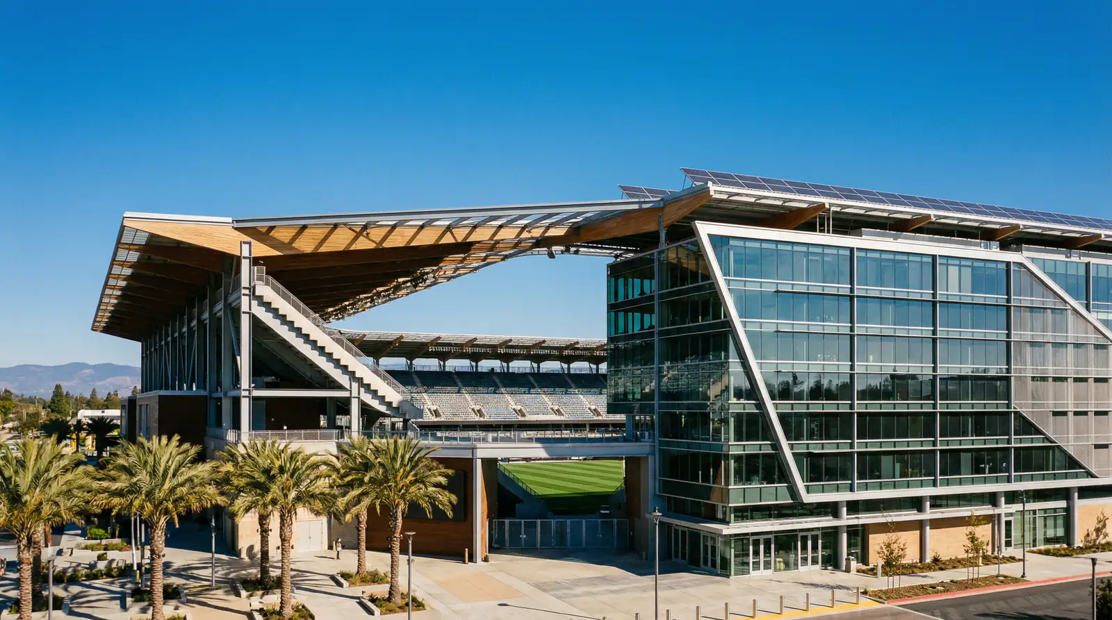 Levi's Stadium — Ou la Suisse Débute son Mondial 2026 Levi's Stadium de Santa Clara où se joue Qatar vs Suisse au Mondial 2026 Le 13 juin 2026 à 21h00 heure suisse, la Nati entrera sur la pelouse du Levi's Stadium de Santa Clara, en plein coeur de la Silicon Valley, pour affronter le Qatar dans son premier match du Mondial. Ce stade de 68 500 places, domicile des San Francisco 49ers en NFL, sera le theatre du bapteme du feu de la Suisse dans la plus grande Coupe du Monde de l'histoire. Pour les parieurs romands, ce premier match à une importance disproportionnee : il fixé le ton de toute la phase de groupes et conditionne les marchés de cotes pour les deux rencontres suivantes. Le Levi's Stadium : fiche technique et spécificités Un stade de football americain transformé en arene de football mondial — le concept semble inconfortable, mais le Levi's Stadium fait partie des enceintes les mieux adaptées pour ce double usage aux États-Unis. Inaugure en 2014 pour un coût de 1.3 milliard de dollars, ce stade est le joyau technologique de la NFL : toit partiel qui couvre le cote ouest des tribunes, panneaux solaires integres qui produisent assez d'électricité pour alimenter tous les matchs à domicile des 49ers, et un réseau Wi-Fi dimensionné pour 68 500 utilisateurs simultanees. La capacite pour le Mondial 2026 sera de 68 500 places, ce qui en fait un stade de taille moyenne dans le panorama du tournoi. La pelouse naturelle, installée sur un système de plateaux amovibles qui permettent de la cultiver en plein soleil à l'exterieur du stade puis de la rentrer les jours de match, repond aux exigences de la FIFA en matiere de qualité de terrain. Les dimensions du terrain de jeu sont conformes aux standards internationaux (105 x 68 metres), et les lignes seront tracees spécifiquement pour le football, effacant toute trace du gridiron americain. Les tribunes, inclinees à 34 degrés, offrent une visibilite excellente depuis toutes les places, y compris les niveaux supérieurs. Le climat de Santa Clara en juin est l'un des plus agreables de tout le tournoi. Contrairement à la chaleur humide de Miami ou Houston, la Silicon Valley bénéficie d'un climat méditerranéen sec et tempéré : des températures entre 22 et 28 degrés en journee, une brise marine rafraichissante en fin d'après-midi, et une humidité modérée autour de 40 à 50%. Pour un match programmé à 15h00 heure locale, les conditions seront proches de l'ideal pour le football europeen. Ce facteur climatique est rarement pris en compte dans les analyses de paris, mais il avantage les équipes habituees aux conditions temperees — la Suisse, en l'occurrence, jouera dans un environnement proche de ce qu'elle connaît en ete a Berne ou a Bale. Qatar vs Suisse au Levi's Stadium : l'enjeu du premier match J'ai analyse 48 premiers matchs de phase de groupes lors des trois derniers Mondiaux (2014, 2018, 2022), et une tendance se degage nettement : les équipes qui gagnent leur premier match se qualifient pour le tour suivant dans 82% des cas. A l'inverse, celles qui perdent leur entrée en matiere ne passent que dans 28% des cas. Le premier match n'est pas un match comme les autres — il installe une dynamique psychologique et mathematique qui conditionne tout le reste du parcours. Pour la Suisse, affronter le Qatar au Levi's Stadium est un tirage favorable pour un premier match de Coupe du Monde. Le Qatar, classe autour de la 93e position au classement Elo, est l'adversaire le plus accessible du Groupe B. Les cotes reflètent cette realite : victoire suisse aux alentours de 1.55, match nul a 4.00, victoire du Qatar a 6.50. La probabilité implicite d'une victoire suisse dépasse 60%, et mon estimation personnelle est plus proche de 65% quand je prends en compte l'avantage climatique de Santa Clara et l'expérience suisse en début de tournoi. Le marché le plus intéressant pour ce match est le nombre de buts. Le Qatar a encaisse 7 buts en 3 matchs au Mondial 2022 (2.33 par match), et la Suisse possède les armes offensives pour exploiter une défense qatarienne qui peine face aux équipes europeennes rapides et techniques. Le Over 2.5 buts a 1.85 et le "Suisse gagne et les deux équipes marquent : non" a 2.10 sont deux options qui méritent consideration. La Suisse à la capacite de garder sa cage inviolee tout en marquant deux ou trois buts — un scénario clean sheet victoire qui s'est produit dans 40% de ses matchs de phase de groupes depuis 2014. Le marché du score exact offre également de la valeur : le 2-0 en faveur de la Suisse, typique de ses victoires maitrisees dans les grands tournois, s'affiche généralement autour de 6.00 — un rapport risque/rendement attractif pour un scénario plausible. Santa Clara et la Silicon Valley : le cadre Santa Clara est une ville de 130 000 habitants située au coeur de la Silicon Valley, à 70 kilometres au sud de San Francisco. Le Levi's Stadium se trouve à proximité immediate du siege d'Intel et à quelques kilometres de ceux d'Apple, Google et Meta. C'est un environnement urbain de banlieue californienne — vaste, espace, domine par les autoroutes et les campus d'entreprises technologiques — très différent de l'atmosphère europeenne des jours de match. La zone autour du stade manque de bars et de restaurants pietons, ce qui signifie que l'ambiance d'avant-match se concentrera dans les parkings (tradition du tailgating americain) et dans les fan zones organisées par la FIFA plutôt que dans les rues avoisinantes. Pour les supporters suisses qui feraient le déplacement, San Francisco reste la base logique : la ville offre des hôtels, des restaurants et une vie nocturne que Santa Clara ne peut pas égaler. Le trajet entre San Francisco et le Levi's Stadium prend environ une heure en Caltrain (train de banlieue) ou 45 minutes en voiture hors heures de pointe. Les jours de match NFL, le Caltrain ajoute des trains supplémentaires, et la FIFA mettra probablement en place un dispositif similaire pour le Mondial. Le coût de la vie dans la Bay Area est parmi les plus élevés des États-Unis — comptez 250 à 500 CHF par nuit pour un hôtel a San Francisco, et 15 à 25 CHF pour un repas dans un restaurant correct. La communaute suisse en Californie, bien que modeste, est présente dans la Bay Area avec des associations et des clubs sociaux qui organiseront des événements autour des matchs de la Nati. Les fan zones prévues par la FIFA a San Francisco — probablement installées pres de l'Embarcadero ou dans le Golden Gate Park — offriront un point de ralliement pour les supporters qui ne possèdent pas de billets pour le stade. Horaires CEST et planification pour les parieurs romands Santa Clara se situe dans le fuseau horaire du Pacifique (PT), soit neuf heures de décalage avec la Suisse en ete (CEST). Le match Qatar vs Suisse est programmé à 15h00 heure de l'Est (12h00 heure du Pacifique), ce qui correspond à 21h00 en Suisse. Événement Heure PT (locale) Heure CEST Ouverture des portes 09h30 18h30 Echauffement 11h15 20h15 Coup d'envoi Qatar vs Suisse 12h00 21h00 Mi-temps (estimée) 12h50 21h50 Fin du match (estimée) 13h50 22h50 L'horaire de 21h00 CEST est ideal pour les parieurs romands : les marchés de paris en direct seront actifs en prime time suisse, permettant de reagir en temps réel aux événements du match. Les cotes fluctuent considérablement pendant les 15 premières minutes — un but precoce de la Suisse ferait chuter la cote qatarienne en dessous de 15.00, tandis qu'un début poussif maintiendrait les cotes proches de leur niveau pre-match. Pour ceux qui privilegient les paris en direct, je recommande d'attendre les 10 premières minutes pour évaluer la physionomie du match avant d'engager une mise. Le Levi's Stadium n'est pas seulement le lieu du premier match suisse — c'est le point de depart de cinq semaines d'émotion, d'analyse et de paris pour les fans de la Nati. Une victoire ici, dans le climat agreable de la Silicon Valley californienne, pose les fondations d'un parcours réussi dans le Groupe B et ouvre la voie vers les matchs suivants au SoFi Stadium d'Inglewood et a BC Place de Vancouver avec la sérénité et la confiance d'une équipe qui a fait le travail des l'entrée en matiere. A quelle heure se joue Qatar vs Suisse au Levi's Stadium le 13 juin 2026 ? Quelle est la capacite du Levi's Stadium pour le Mondial 2026 ?